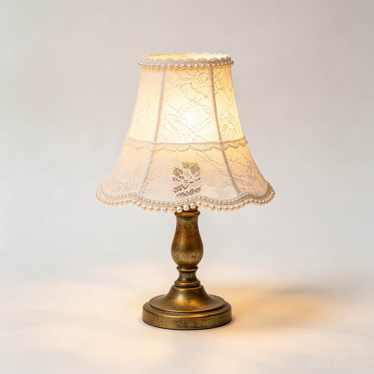 Vintage Pearl Lace Table Lamp